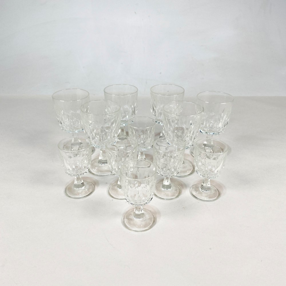 Lote siguiente: Colección de copas hialinas y vasos de porcelana
