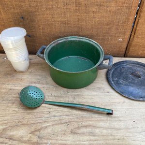 Lote siguiente: OLLA DE ESMALTE CON VASOS PLASTICOS Y CICHARON