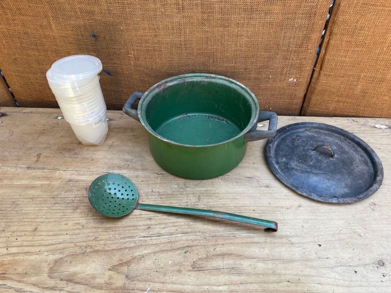 OLLA DE ESMALTE CON VASOS PLASTICOS Y CICHARON