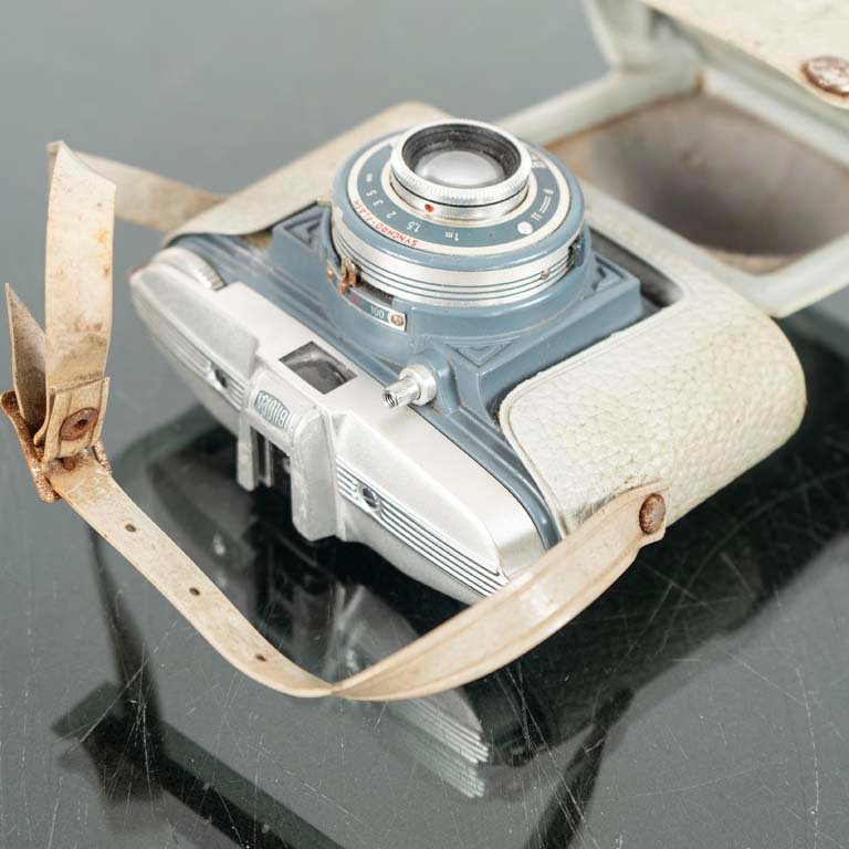 Cámara antigua con estuche y accesorios - imagen 2