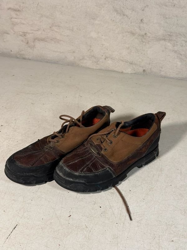 Par de Zapatos de Cuero Marrones y Beige