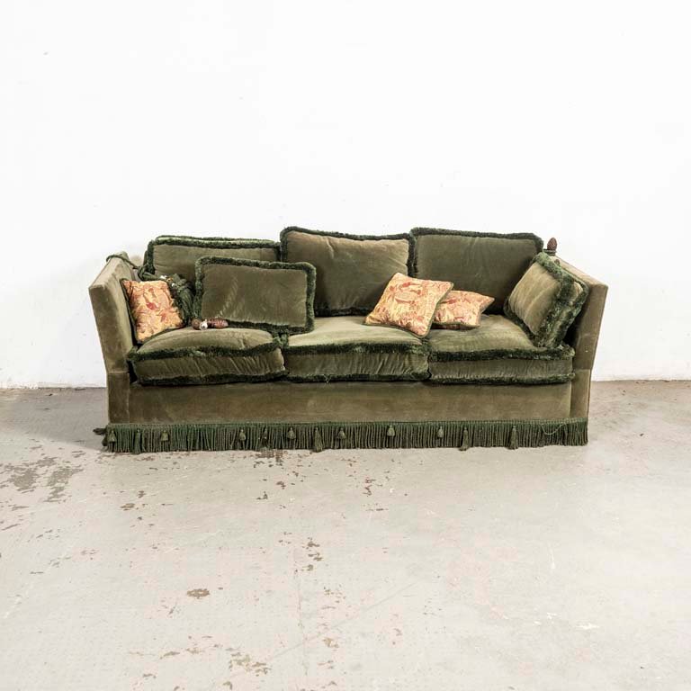 Lote siguiente: Sofá de tres cuerpos en estilo Tudor con tapizado desgastado
