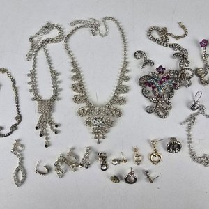 Lote anterior: Lote Variado de Bijouterie: Collares, Pulseras y Aros con Brillantes
