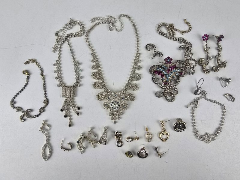 Lote Variado de Bijouterie: Collares, Pulseras y Aros con Brillantes