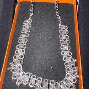 Lote siguiente: Collar de Diseños Varios en Excelente Estado