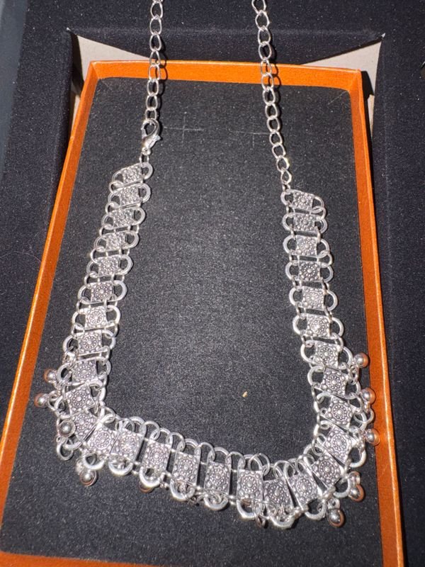 Collar de Diseños Varios en Excelente Estado
