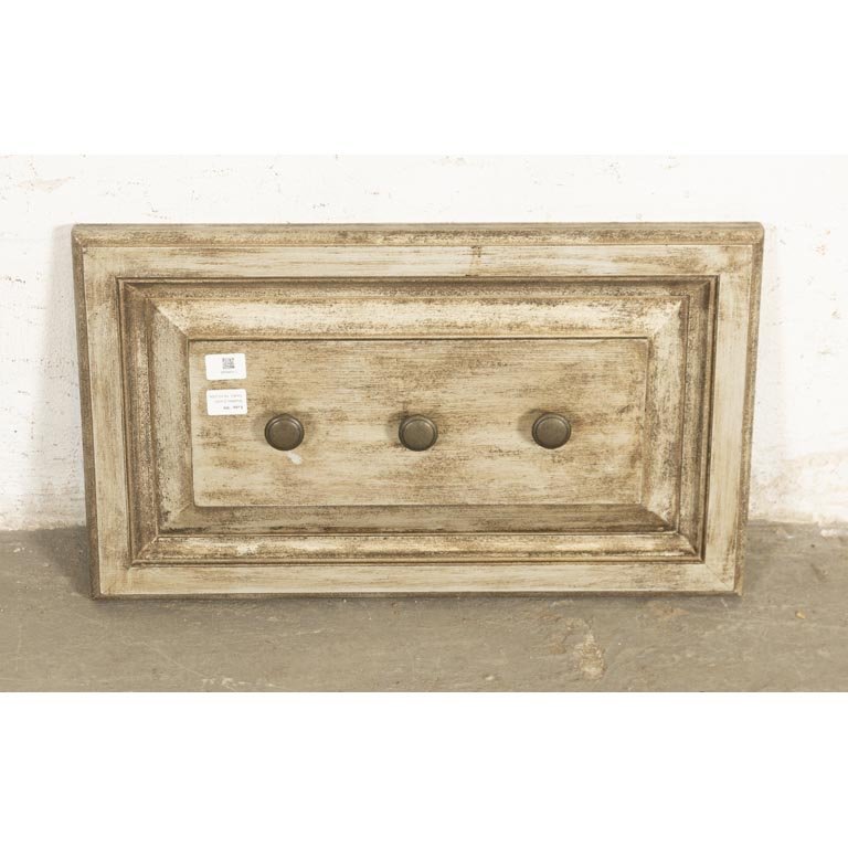Perchero de Pared con Tres Perchas Metálicas