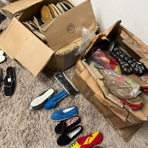 Lote de más de 60 pares de alpargatas con suela de yute, pantuflas y calzado variado - imagen 7