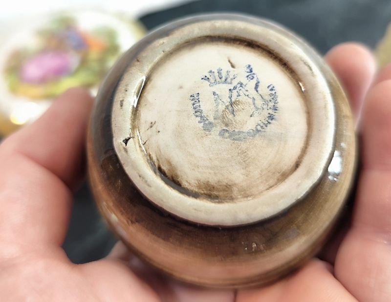 Bombonera antigua blanca y dorada restaurada de 16 cm con tirador roto y chip interno - imagen 12