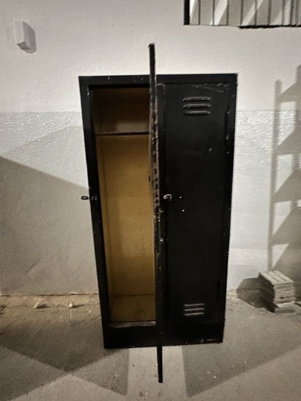 Lote siguiente: Guardabultos de metal con cerradura