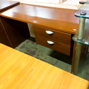 Escritorio de madera con cajones y mesa auxiliar de vidrio - imagen 3
