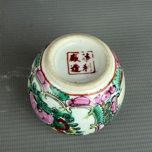 Pequeño Jarrón de Porcelana Estilo "Familia Rosa" con Decoración Floral - imagen 3