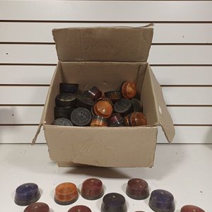 Lote siguiente: Caja con 80 Farolitos Redondos de Plástico y Metal