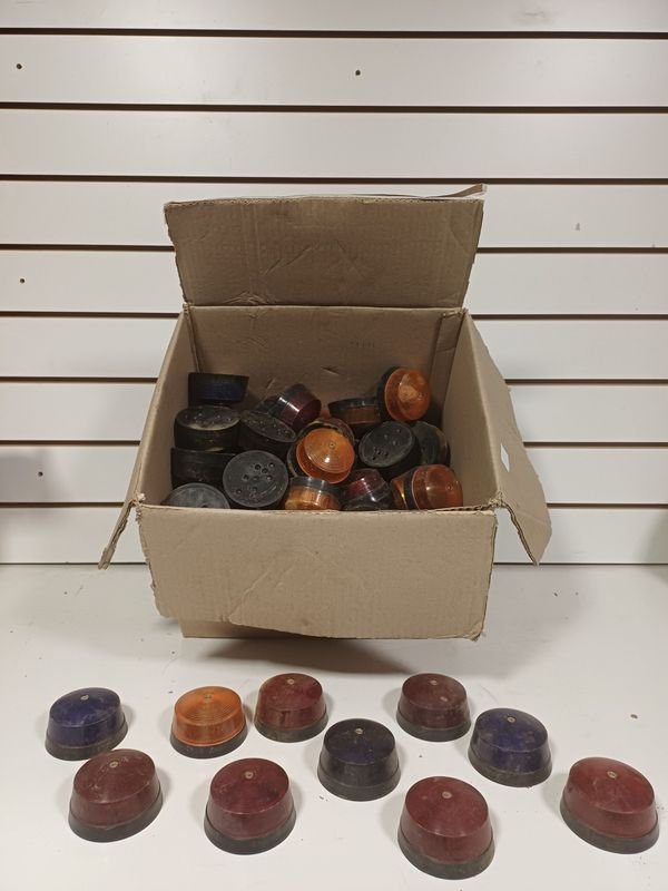 Caja con 80 Farolitos Redondos de Plástico y Metal