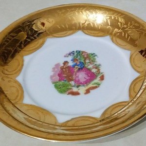 Platillo de Porcelana Rococó con Escena Galante y Borde Dorado - imagen 2