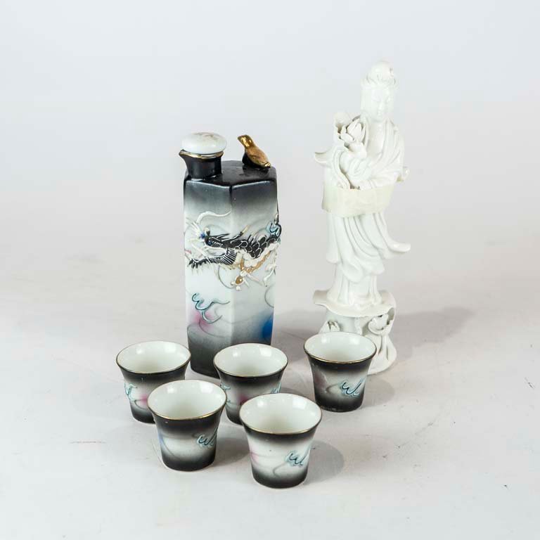 Lote siguiente: Porcelana Oriental con Figura y Botella