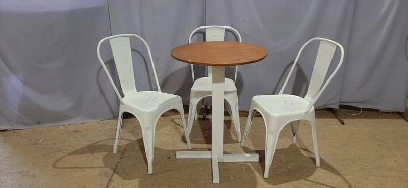 Lote siguiente: Mesa redonda y sillas de plástico blanco