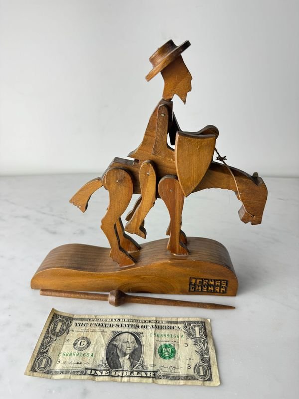 Lote anterior: Escultura en madera articulada de cowboy y caballo