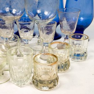 Lote de Cristalería: Copas Azules y Vasos Pequeños con Bordes Dorados - imagen 4