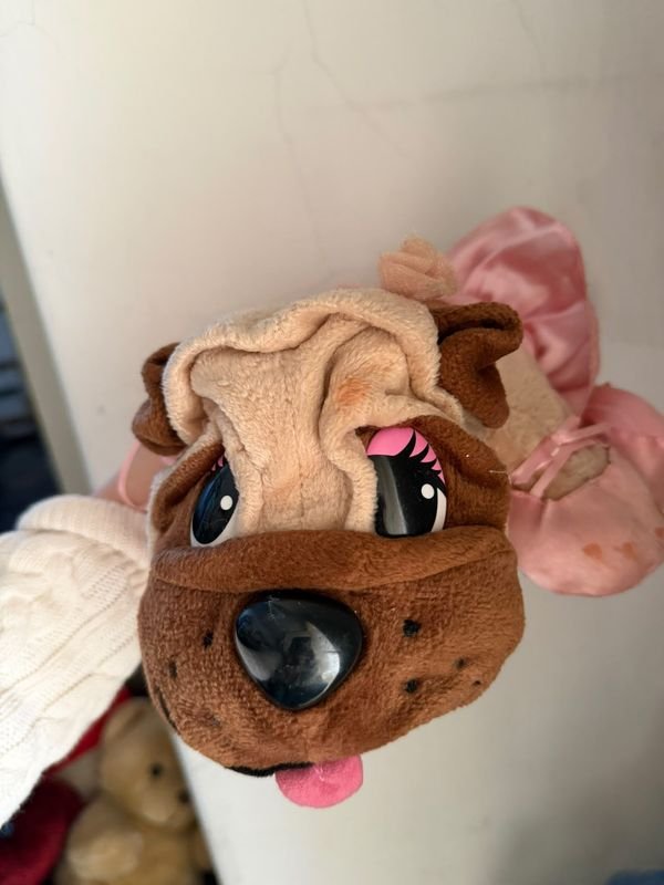 Peluche de Perro Pug con Tutú Rosa y Alas