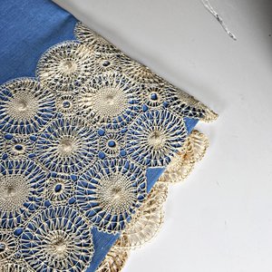 Mantel de Hilo Bordado con 6 Servilletas de Encaje - imagen 7