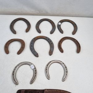 Lote siguiente: Lote de 8 Herraduras de Colección y Cuchillo Criollo con Funda de Cuero