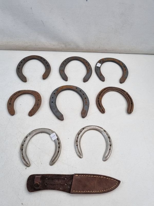 Lote de 8 Herraduras de Colección y Cuchillo Criollo con Funda de Cuero