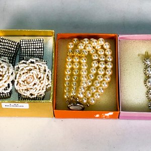 Conjunto de Tres Piezas de Bisutería: Dos Pulseras y un Colgante - imagen 1