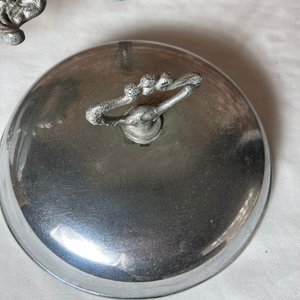 Guisera Antigua de Platina con Tapa Cincelada y Repujados - imagen 6