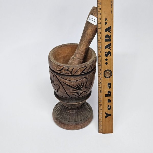 Mortero de madera con pilón antiguo