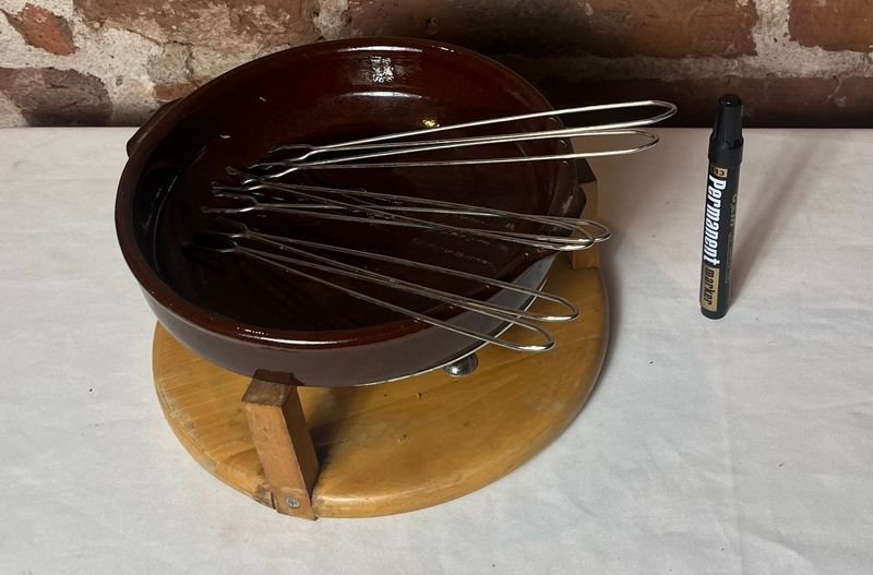 Olla para Fondue Completa con Soporte de Madera y Pinchos