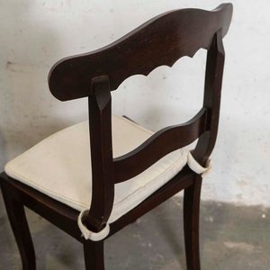 Par de Sillas de Madera Oscura con Asientos Esterillados y Almohadones - imagen 3
