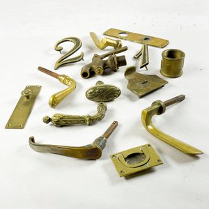 Lote anterior: Lote de Piezas de Bronce: Pestillos, Canilla y Números Decorativos