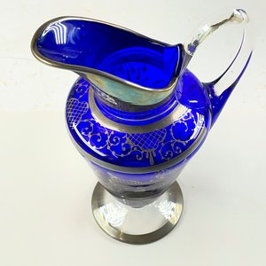 Jarra de Cristal Azul con Detalles Plateados y Diseño Decorativo - imagen 2