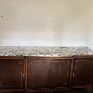 Aparador Antiguo de Madera con Tapa de Mármol y Detalles Incrustados - imagen 4