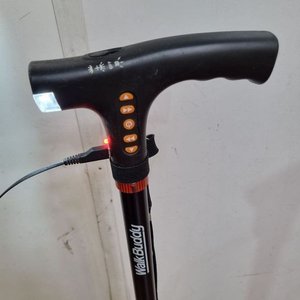 Bastón Plegable WalkBuddy con Luz LED y Base de Cuatro Apoyos - imagen 3