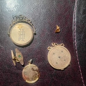 Lote de Piezas de Oro y Enchapados: Dijes, Gemelos y Aro - imagen 4