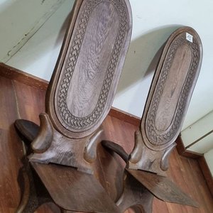 Par de Sillas Plegables Coloniales de Madera Tallada - imagen 3