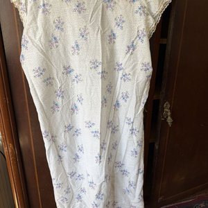 Lote de 3 Prendas: Camisón Estampado, Camisón Satinado Crudo y Blusa de Encaje Blanca - imagen 12