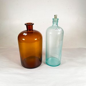 Lote anterior: Dos Frascos Antiguos de Farmacia: Ámbar y Hialino con Tapón