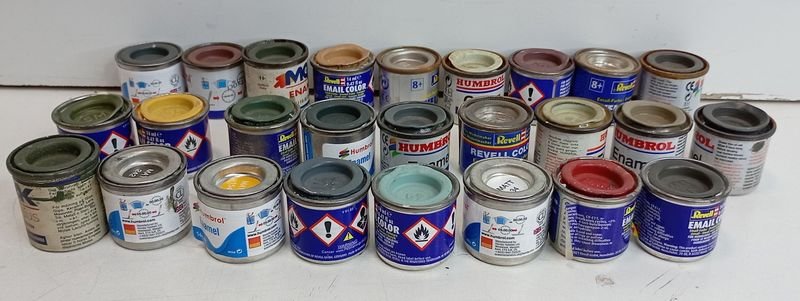 Lote de más de 20 latitas de pintura esmalte Humbrol, Revell y Molak