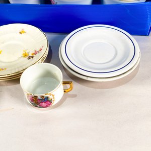 Lote de Tazas y Platos con Diseños Florales y Clásicos - imagen 3
