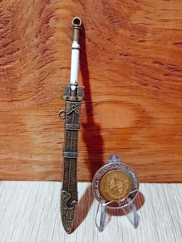 Espada China Jian Miniatura o Abrecartas en Metal con Funda - imagen 1