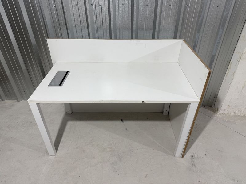 Escritorio Blanco con Divisor y Pasacables