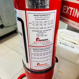 Tres Extintores: Dos ABC (8kg y 4kg) y Uno AK (6kg) - imagen 7