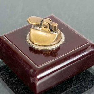 Encendedor de Mesa de Acrílico y Bronce con Mínimas Cascaduras - imagen 2