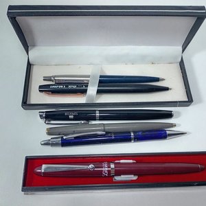 Lote siguiente: Seis Lapiceras Recargables de Plástico y Metal