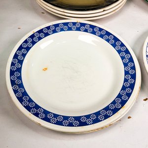 Lote de Platos de Vidrio y Porcelana con Diseños Variados - imagen 5