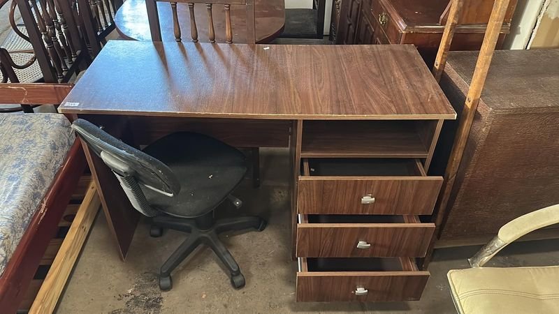 Escritorio de oficina con silla y gabinete - imagen 2