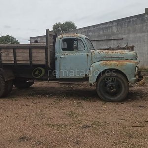 Camioneta Antigua y Chasis de Auto Clásico para Repuestos - imagen 3